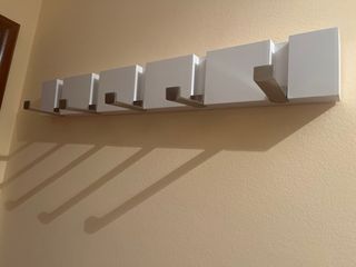 Perchero blanco con ganchos plateados