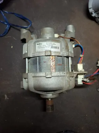 Motor y instalación eléctrica lavadora Indesit