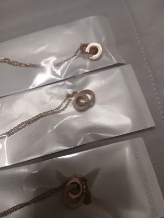 Collar Anillos Entrelazados color rosado