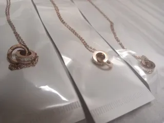 Collar Anillos Entrelazados color rosado