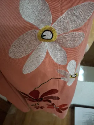 Peto vaquero con flores