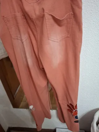 Peto vaquero con flores