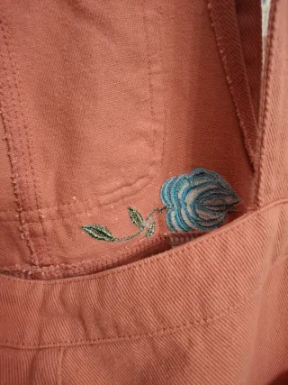 Peto vaquero con flores