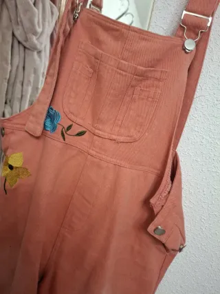 Peto vaquero con flores