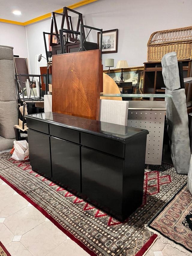 Aparador negro y madera