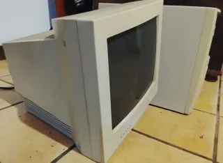 Ordenador antiguo beige y blanco