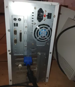 Ordenador antiguo beige y blanco