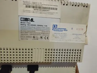 Ordenador antiguo beige y blanco