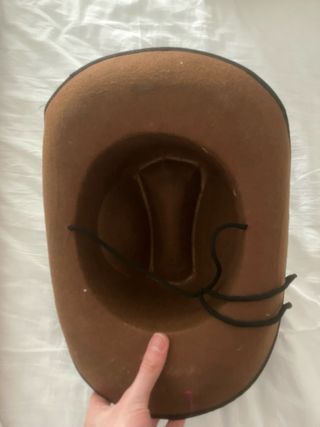 Sombrero explorador marrón con adornos