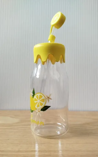 Bottiglia in vetro con cannuccia a limone