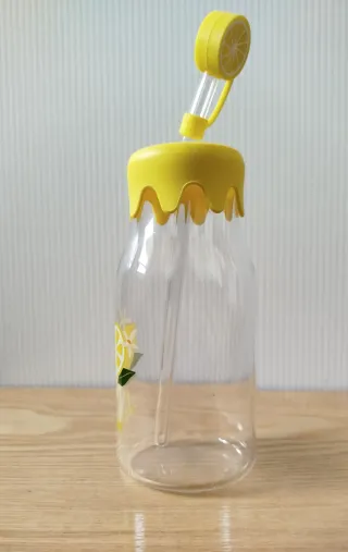 Bottiglia in vetro con cannuccia a limone