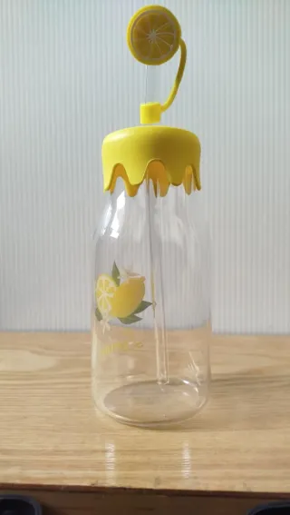 Bottiglia in vetro con cannuccia a limone