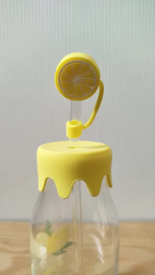 Bottiglia in vetro con cannuccia a limone