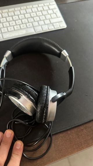 Controlador DJ Traktor Kontrol S2 y Cascos Numark