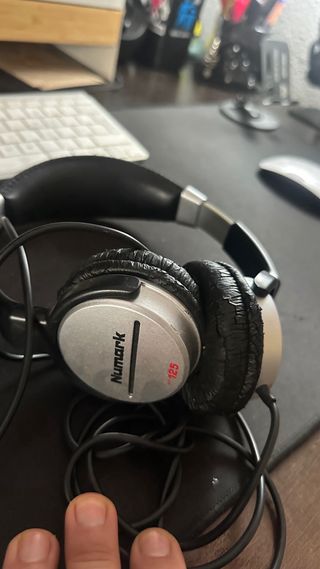 Controlador DJ Traktor Kontrol S2 y Cascos Numark