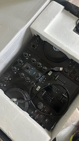 Controlador DJ Traktor Kontrol S2 y Cascos Numark