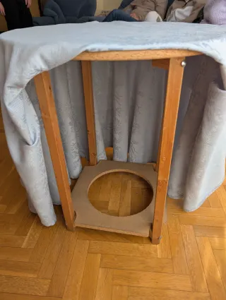 Mesa auxiliar redonda con cristal y faldón