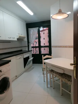 Cocina completa blanca con electrodomésticos