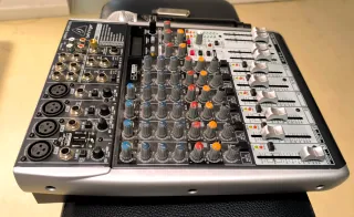 Mesa de mezclas analógica y micro inalámbrico