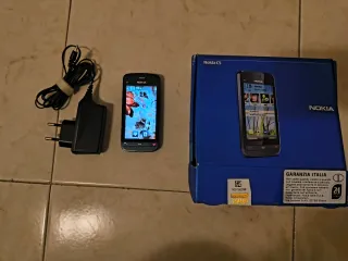 Nokia C5 con caricabatterie e scatola