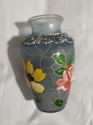 Vaso in vetro decorato con fiori