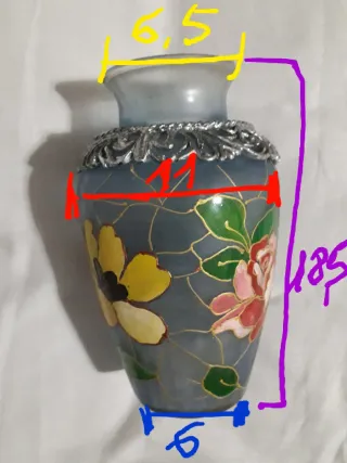 Vaso in vetro decorato con fiori