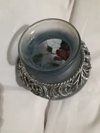 Vaso in vetro decorato con fiori