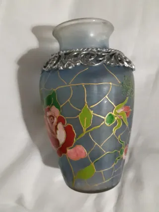 Vaso in vetro decorato con fiori