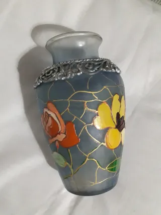Vaso in vetro decorato con fiori
