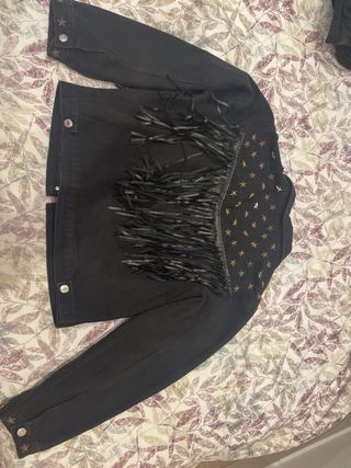 Chaqueta negra con estrellas doradas