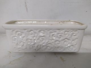 Macetero blanco con diseño floral