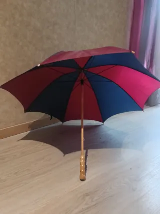 Paraguas clásico madera azul y rojo