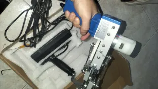 Dos pistolas tufting para alfombras