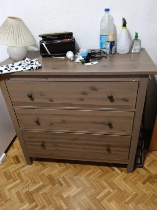 Cómoda de madera marrón con 3 cajones
