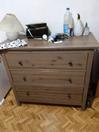 Cómoda de madera marrón con 3 cajones