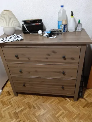 Cómoda de madera marrón con 3 cajones