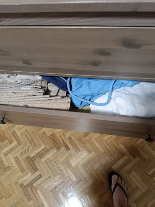 Cómoda de madera marrón con 3 cajones