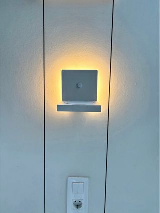 Aplique cargador inalámbrico móvil con luz