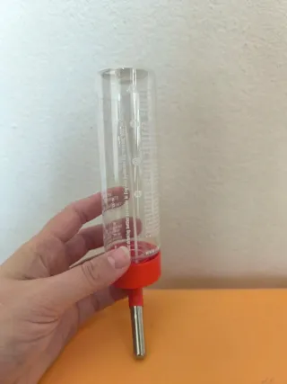 Bebedero Hamster Transparente y Rojo