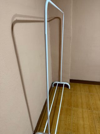 Burro blanco para colgar ropa