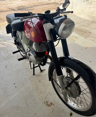 Moto Montesa Impala Roja y Negra