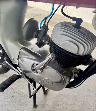 Moto Montesa Impala Roja y Negra