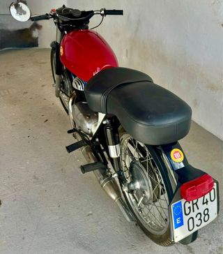 Moto Montesa Impala Roja y Negra