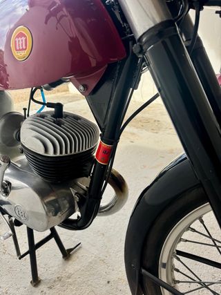 Moto Montesa Impala Roja y Negra