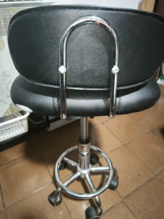 Taburete con ruedas, respaldo e hidráulico