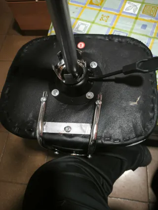 Taburete con ruedas, respaldo e hidráulico