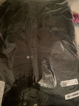 Abrigo acolchado gris con capucha