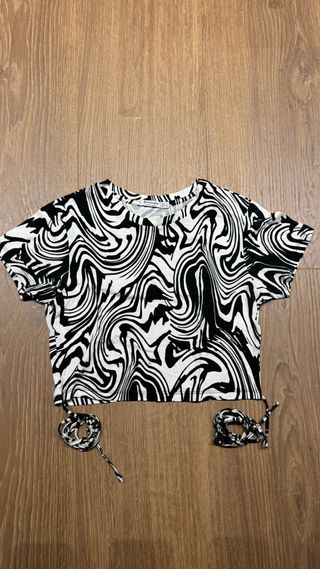 Top corto estampado blanco y negro