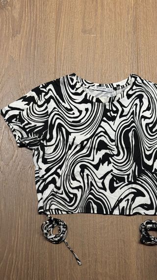 Top corto estampado blanco y negro