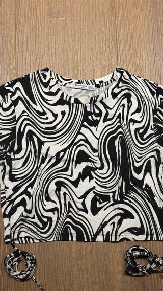 Top corto estampado blanco y negro